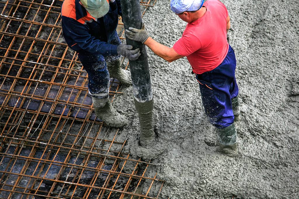 trabalhadores concretando a armação