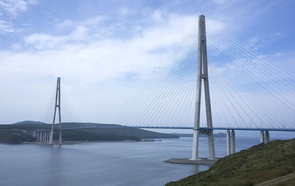 ponte russky vista de longe