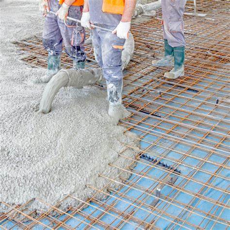 trabalhadores concretando a laje